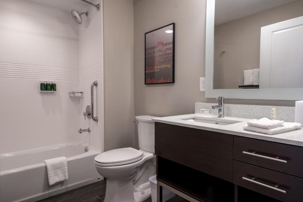 King Studio with Sofa Bed and Adapted Tub - Mobility and Hearing Accessible interior